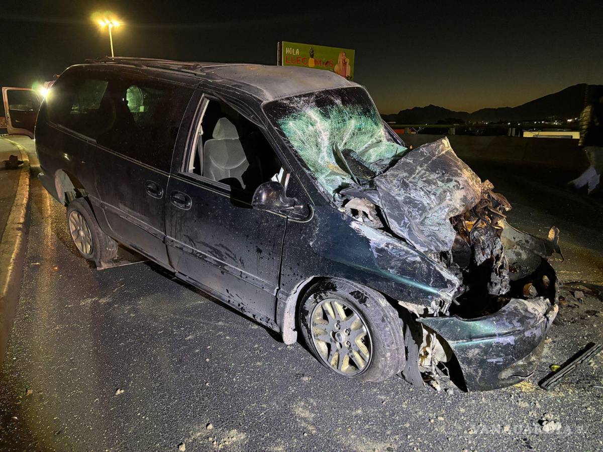 $!La camioneta Ford Windstar quedó severamente dañada tras invadir el carril contrario y provocar el accidente.