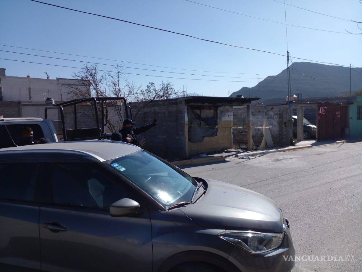 $!Vecinos del lugar dieron consuelo a la mujer y a sus familiares, que se encontraban sollozando al no dar crédito a las acciones cometidas por el hombre.