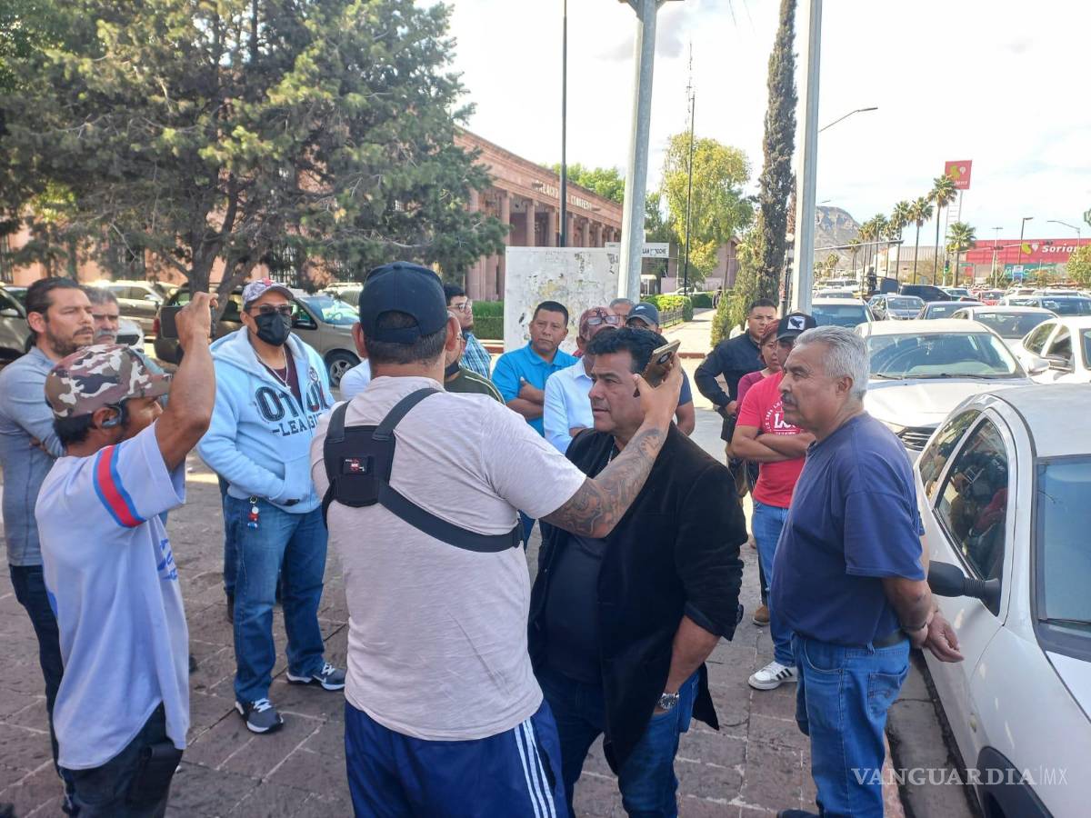 $!Vehículos de ambos bandos bloquearon dos carriles del bulevar Francisco Coss, de poniente a oriente, por aproximadamente 20 minutos.