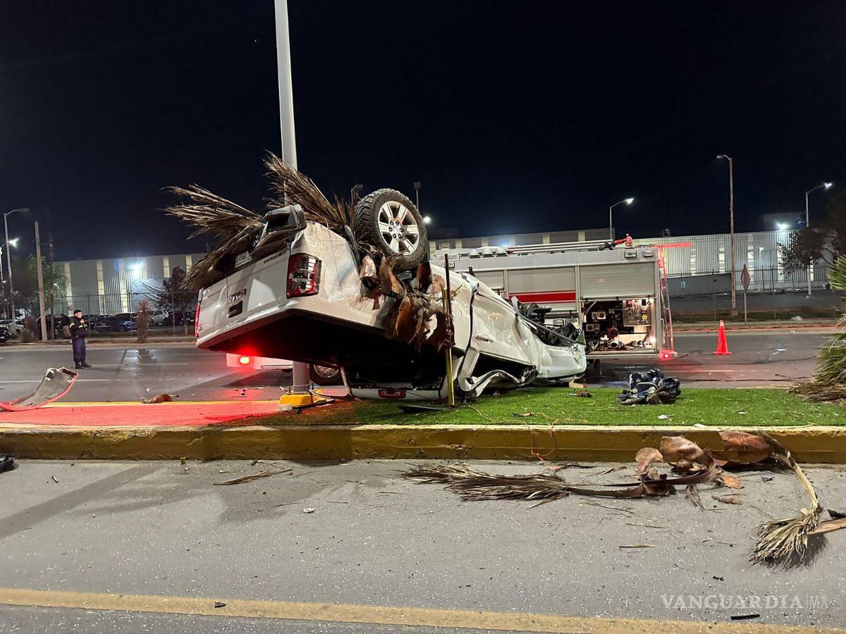 $!El conductor terminó prensado y sin vida al interior de su unidad.