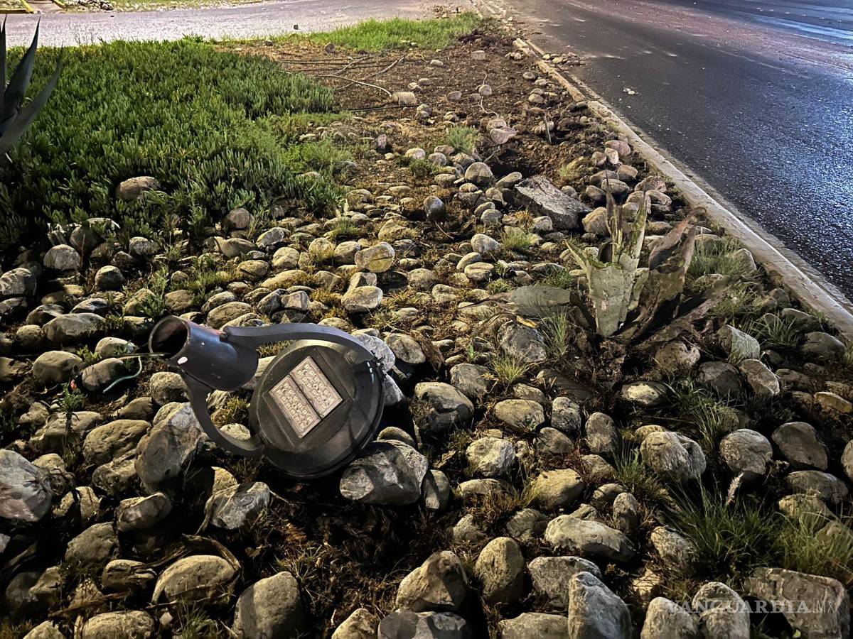 $!La luminaria terminó en el suelo.