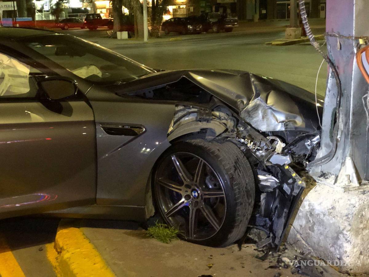 $!Ambrosio, el joven de 22 años responsable del accidente, milagrosamente salió ileso después de chocar contra la base del semáforo en una intersección de la ciudad.