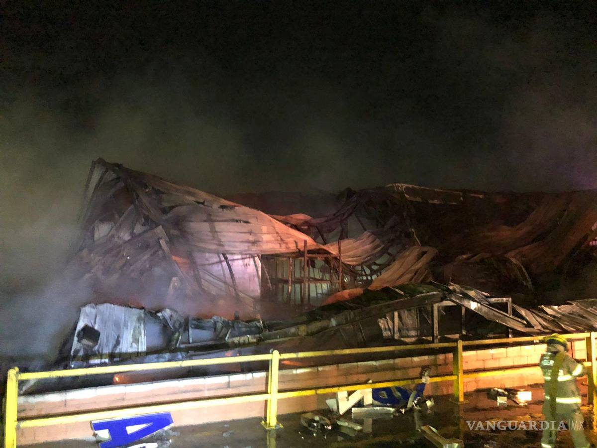 $!Tras horas de trabajo, las llamas fueron sofocadas, evitando una mayor tragedia.