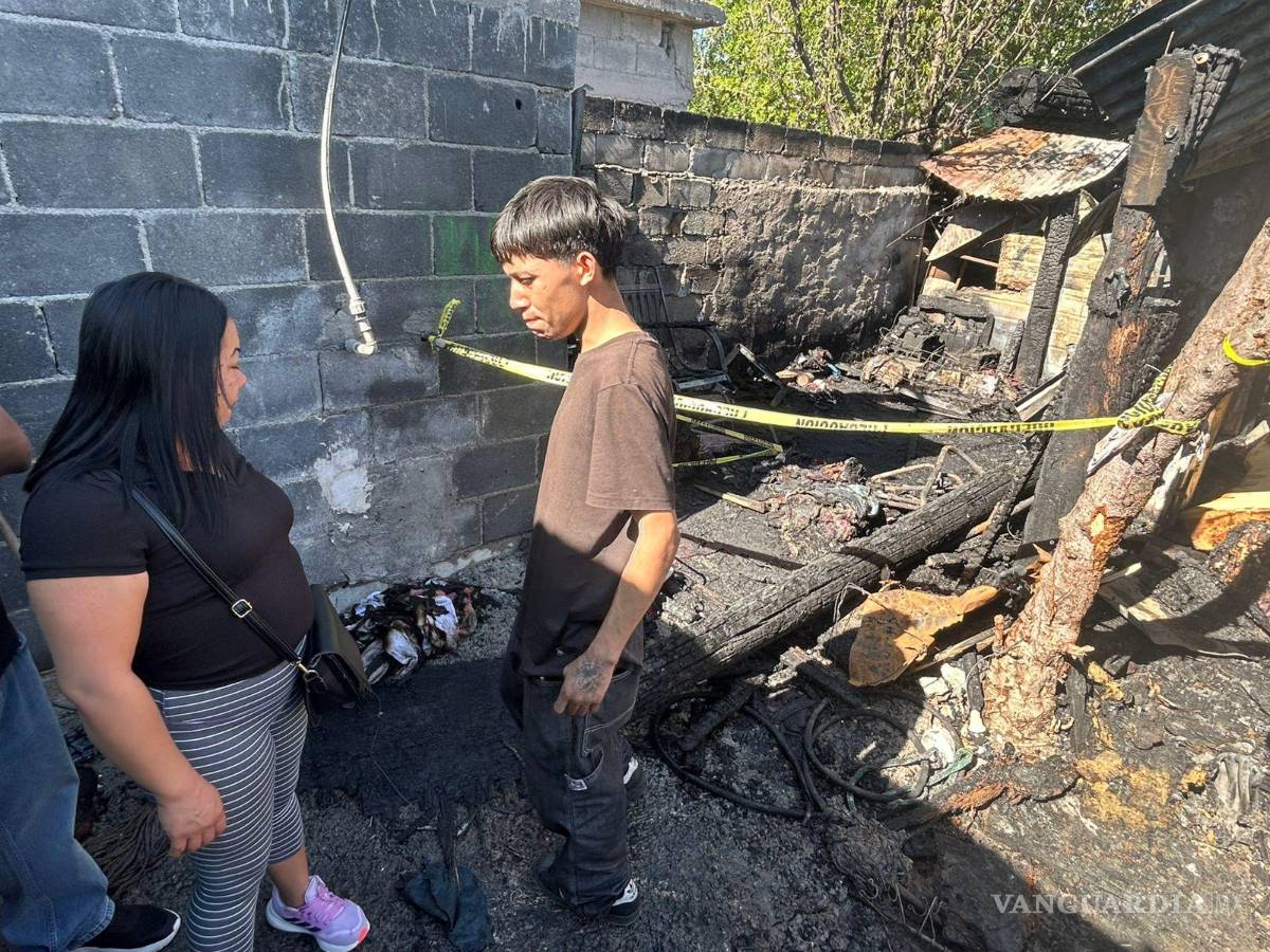 $!Aún incrédula por la tragedia, la mujer observa las cenizas en que quedó convertido la casa en la que vivía su hijo con su familia.