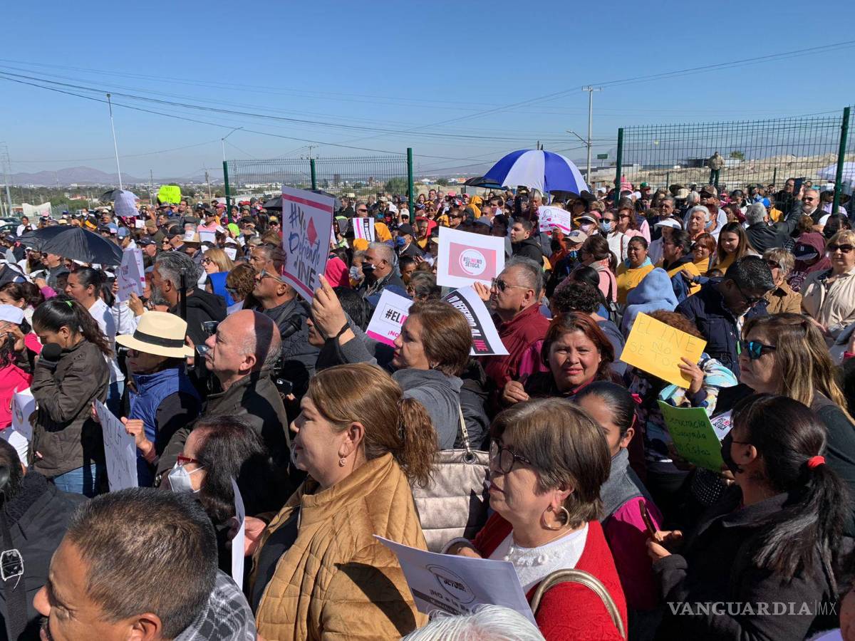 $!“López entiende, el INE se defiende”, se escuchaba entre las consignas.