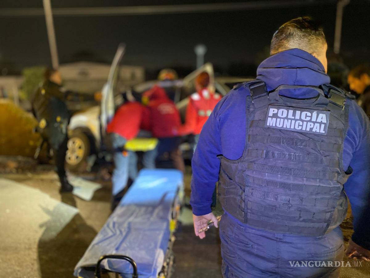 $!Elementos del Cuerpo de Bomberos trabajaron por varios minutos para liberar a la conductora atrapada entre los fierros retorcidos de la camioneta.