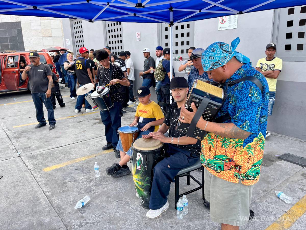 $!Flores, veladoras, pero también cantos y oraciones acompañan el adiós a las víctimas del incendio.