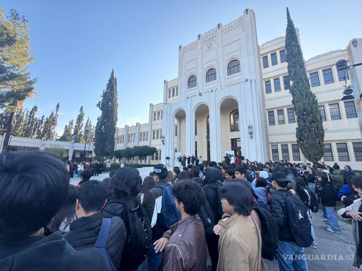 $!Alumnos de la Ateneo Fuente rinden honores a la bandera.