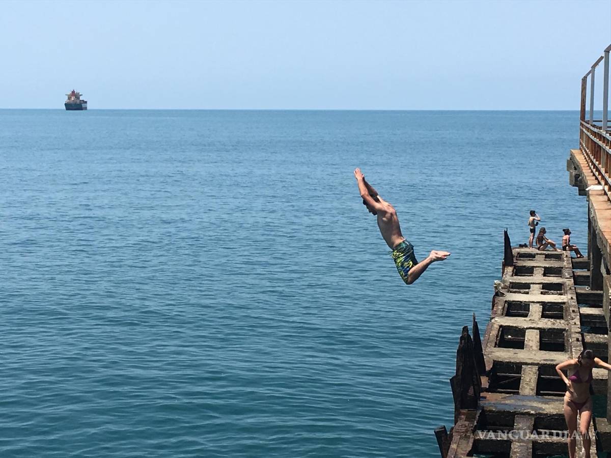 $!Disfrutando de las aguas del mar Negro en Batumi. EFE/Misha Vignanski