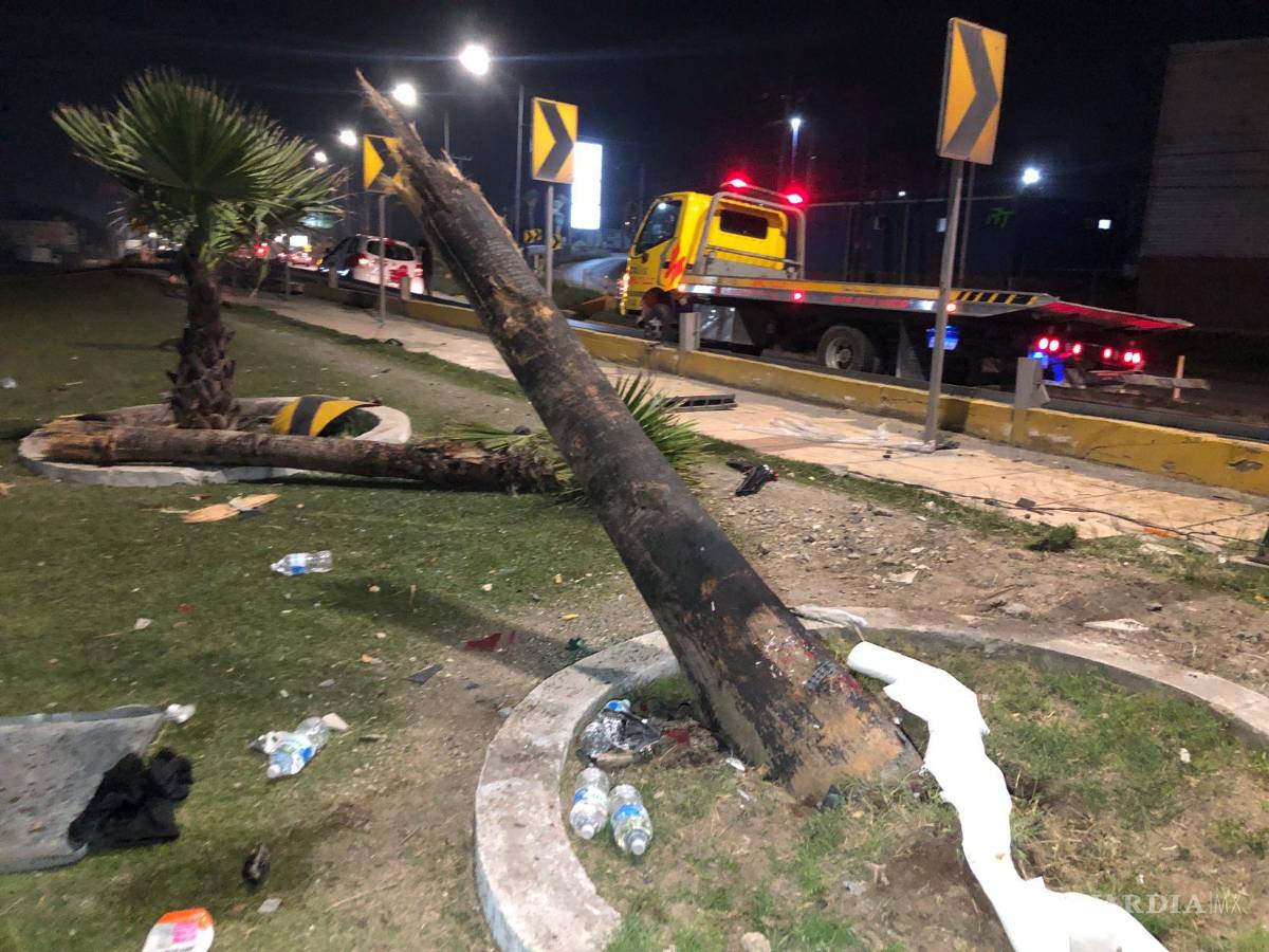 $!Una grúa llegó para remolcar el auto.