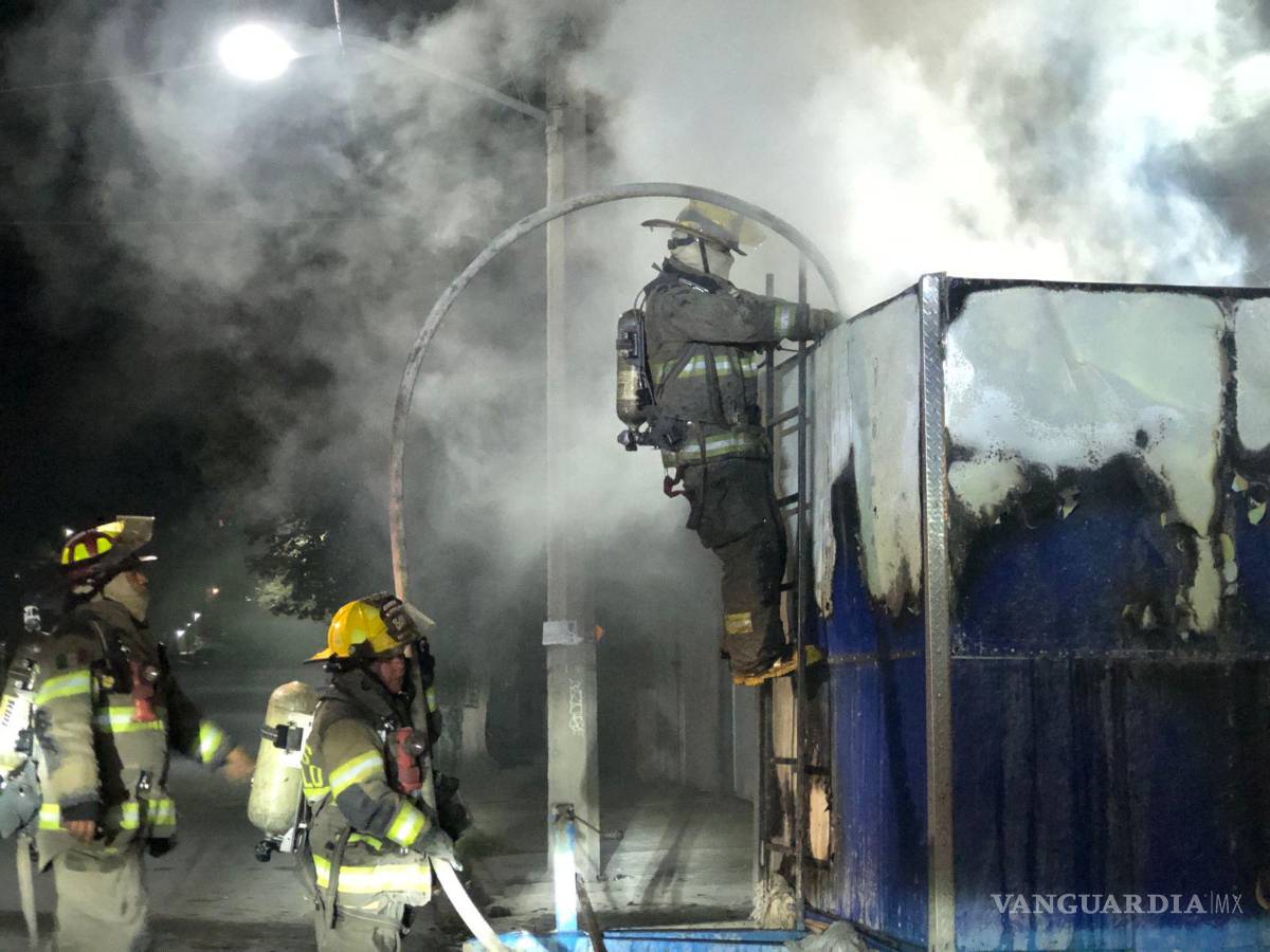 $!El humo denso se elevó desde el remolque en llamas, mientras los bomberos combatían con la situación.