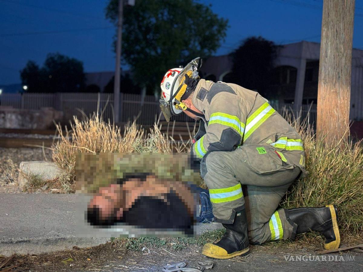 $!Uno de los lesionados, un hombre, fue atendido por paramédicos y trasladado al Hospital General con diversas contusiones.
