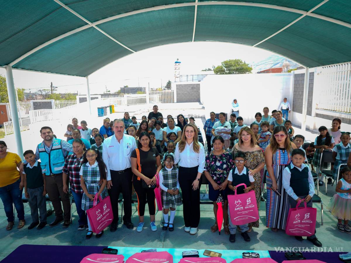 $!Luly López Naranjo, presidenta honoraria del DIF Saltillo, ha encabezado las brigadas médicas en escuelas y colonias.