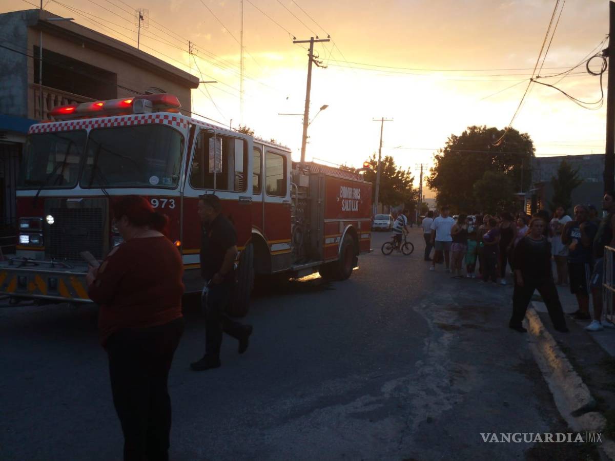 $!Vecinos se sumaron a las tareas de sofocación y auxilio.