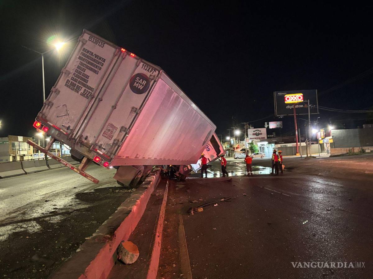 $!El tráiler sufrió daños considerables tras impactarse contra el camellón y la barrera metálica.