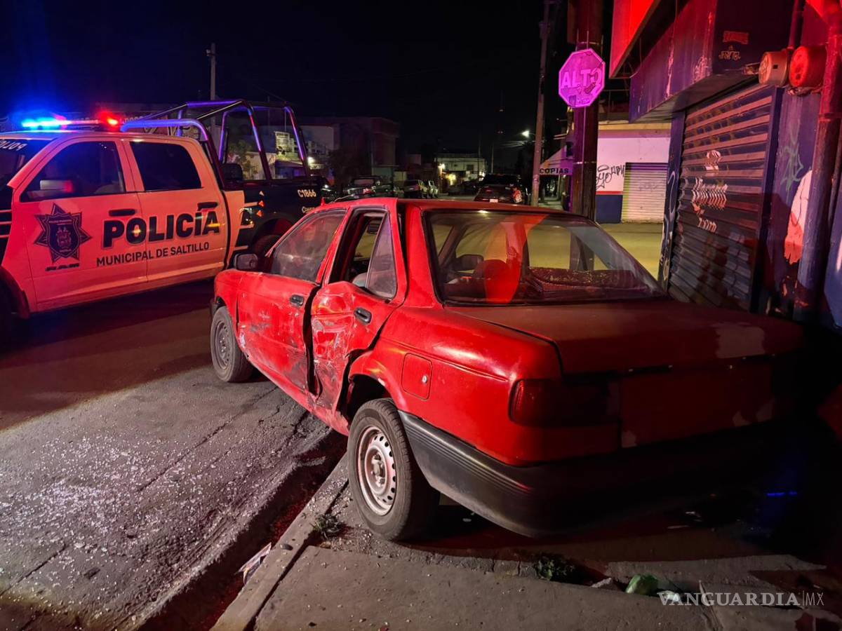$!Paramédicos de la Cruz Roja brindaron atención médica al conductor lesionado, quien fue trasladado a la Clínica No. 2 del IMSS para su valoración tras el fuerte accidente registrado durante la madrugada.