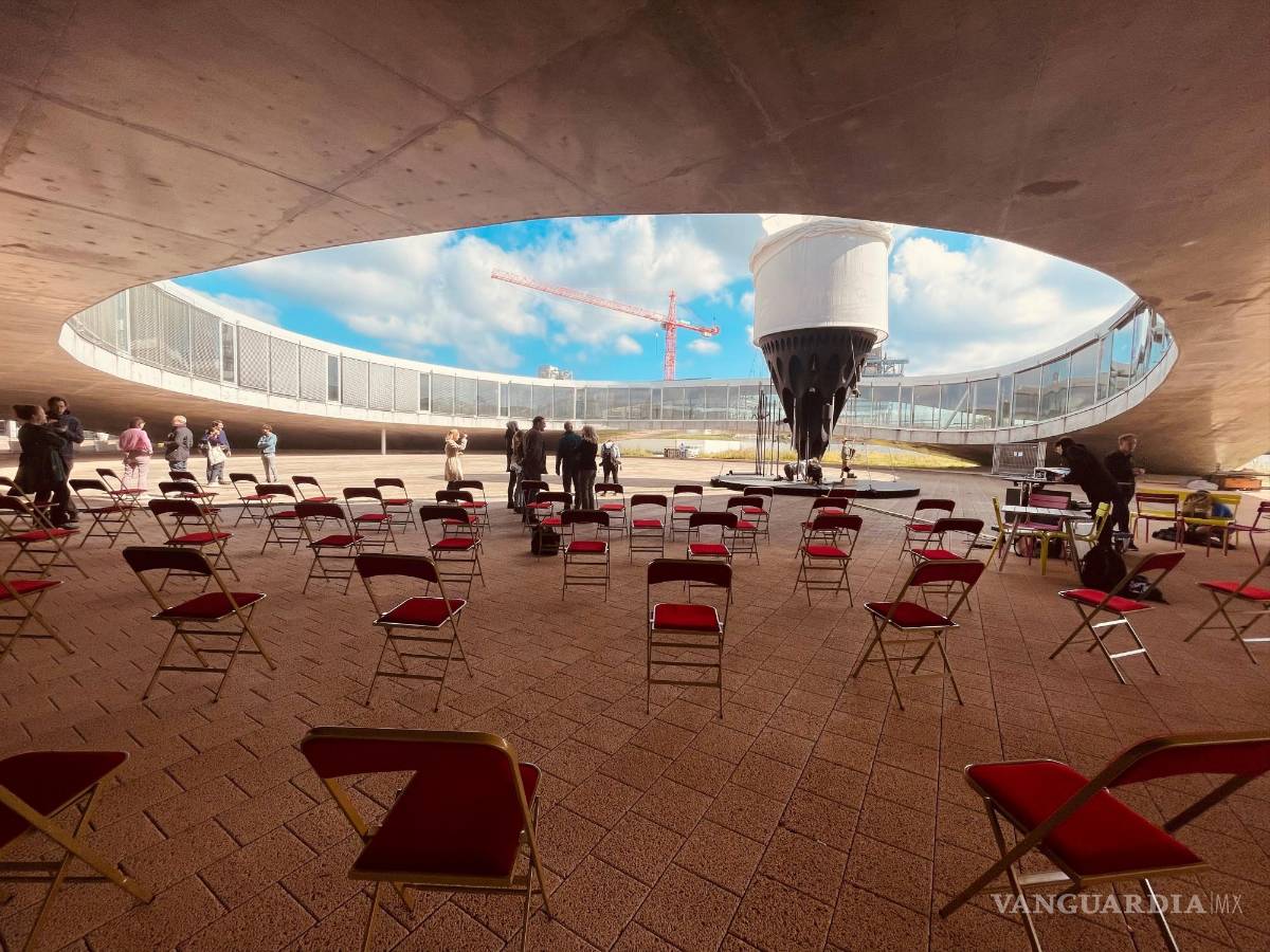 $!Un nuevo instrumento musical, el más grande que se haya construido y que alcanza los 45 metros de alto, se erige en estos días en el campus de la Escuela Politécnica Federal de Lausana (EPFL), donde se presenta como un pabellón sonoro que ofrece una experiencia a la vez auditiva, arquitectural y científica muy encajada en la corriente de la música contemporánea.