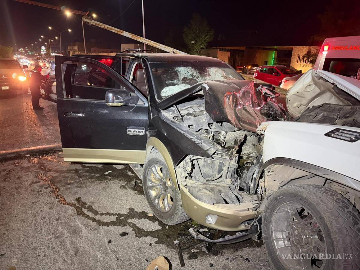 $!Paramédicos atendieron a cuatro personas lesionadas, entre ellas un menor.