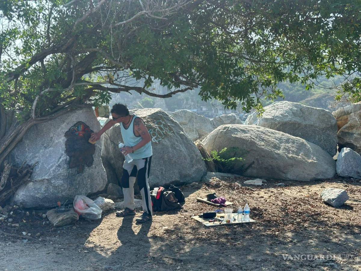 $!El artista plástico David Gerstein realizando una obra usando como lienzo una piedra.