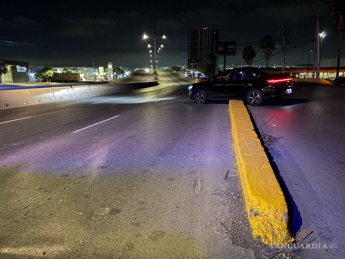 $!Vehículo BYD termina sobre el camellón central tras conducir presuntamente bajo los influjos del alcohol.