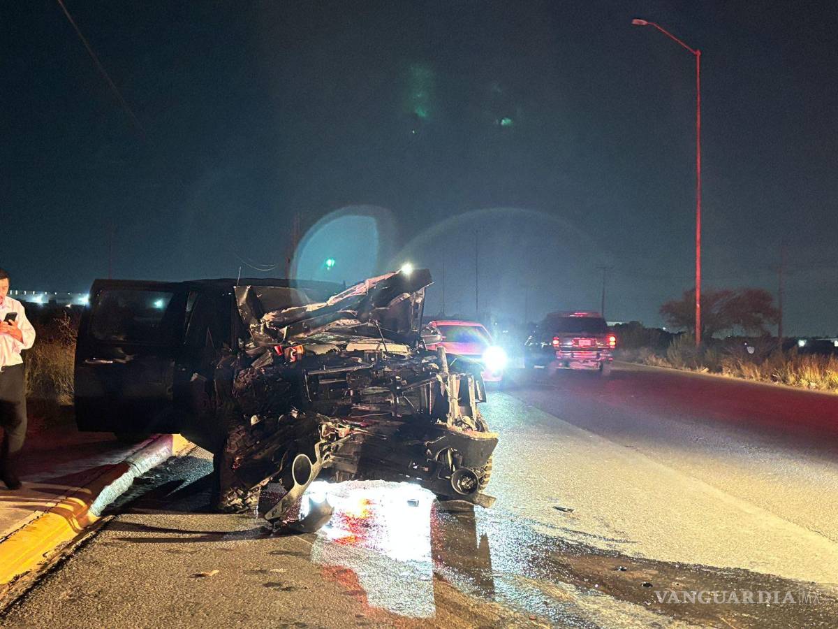 $!La GMC Sierra quedó con el frente completamente destrozado tras el choque.