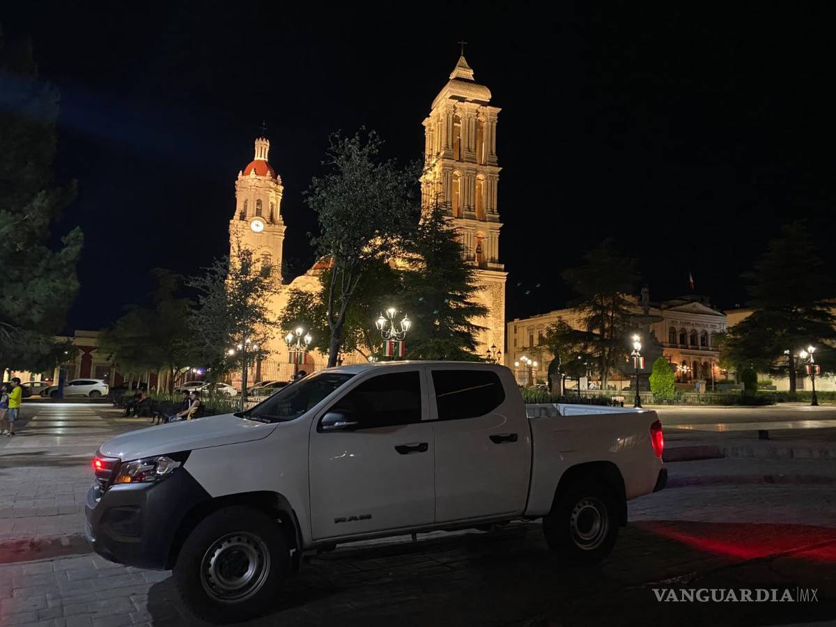$!Una unidad oficial permaneció en las inmediaciones de la Plaza de Armas durante las diligencias realizadas tras el fallecimiento de la trabajadora.