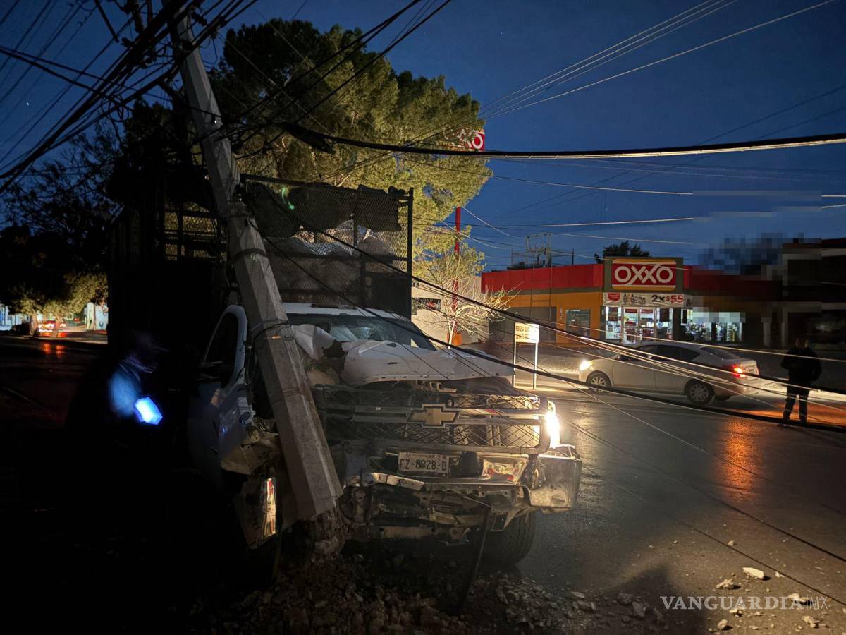 $!El camión recolector de basura quedó detenido junto al poste de concreto, a la espera de ser remolcado.