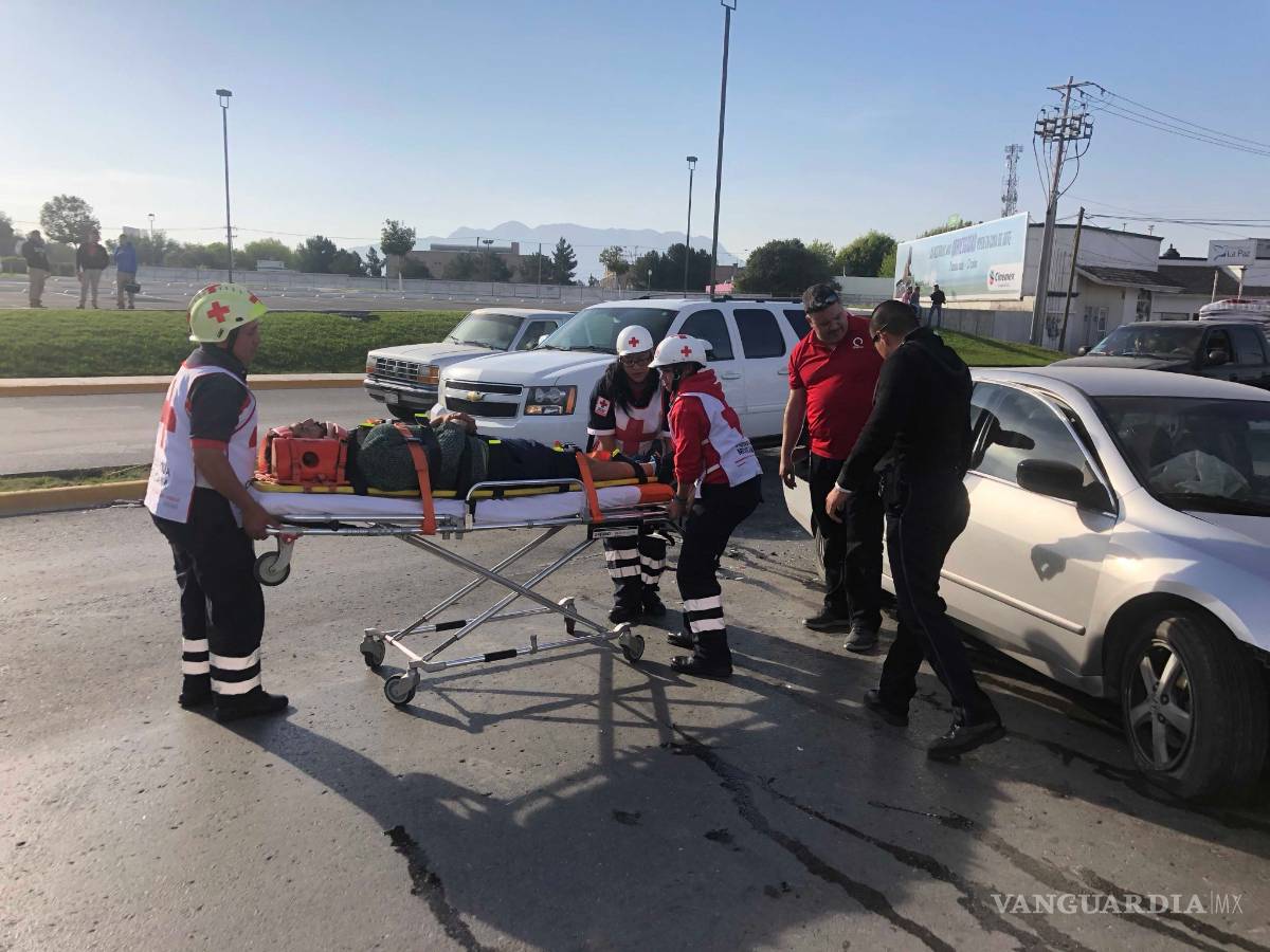 $!Auto choca contra camioneta de tortillería en Saltillo