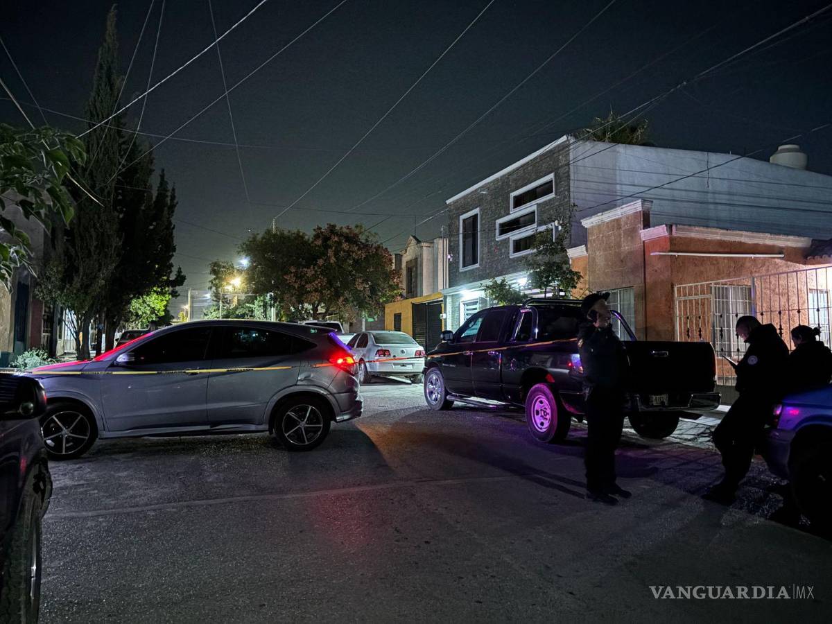 $!Elementos de la Policía Municipal y Policía Civil acordonaron la zona tras el ataque con arma blanca en la colonia Mirasierra.