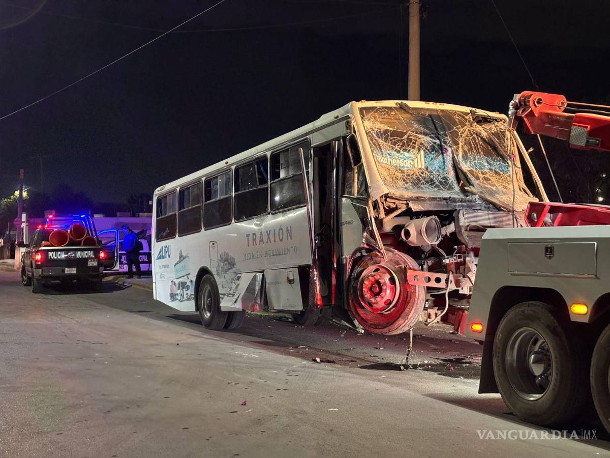 $!La unidad de la línea Lipu Traixión fue remolcada mediante una grúa y llevada al corralón municipal.
