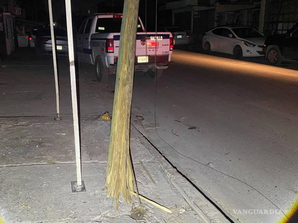 $!El fuerte impacto contra un poste de telecomunicaciones provocó severos daños en una camioneta Buick Enclave, además de afectar el suministro de energía eléctrica en el sector durante varias horas.