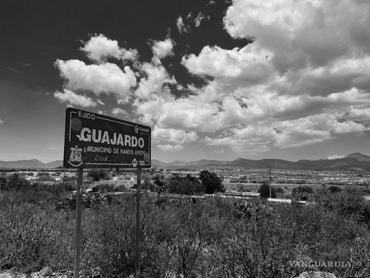 $!El letrero de Ejido Guajardo marca una zona de paso. Antes de la tienda, Tivo aprendió en estos caminos que el rancho también puede ser cruel.