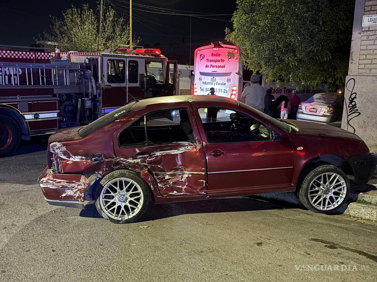 $!Elementos del cuerpo de bomberos trabajaron en el sitio para liberar a los pasajeros que quedaron atrapados entre los fierros retorcidos.