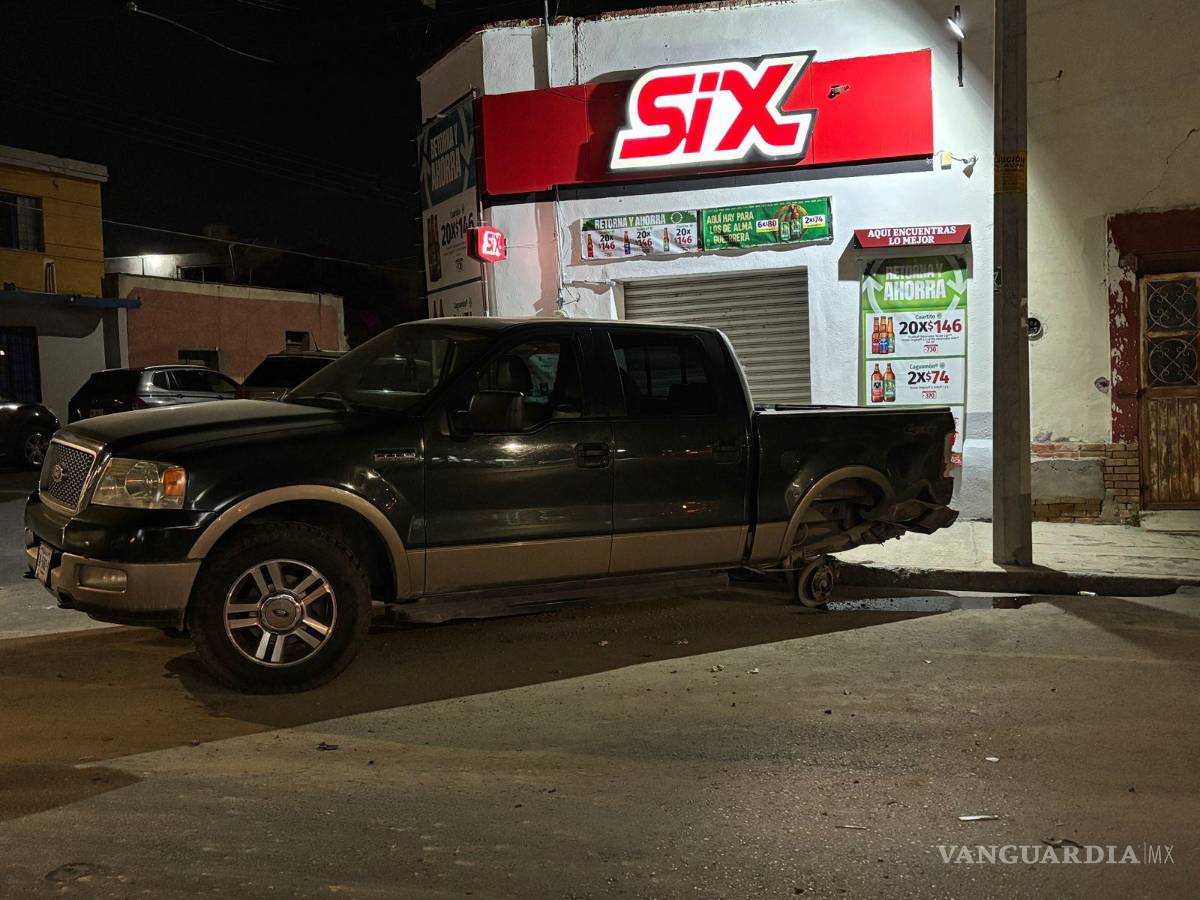 $!Camioneta Ford provocó accidente al ignorar el alto en la zona centro.