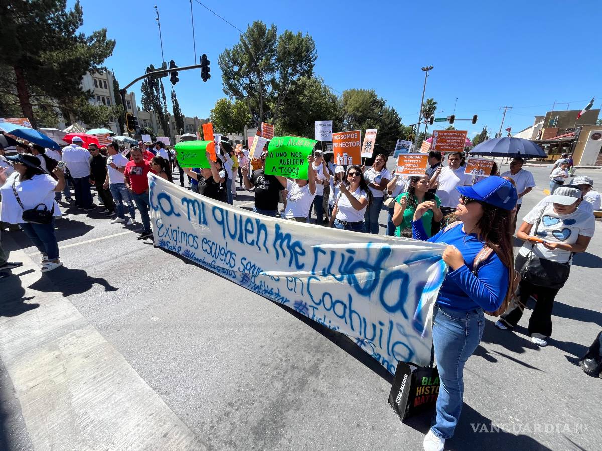 $!Los hijos del profesor agredido acompañaron la protesta y agradecieron la atención médica.