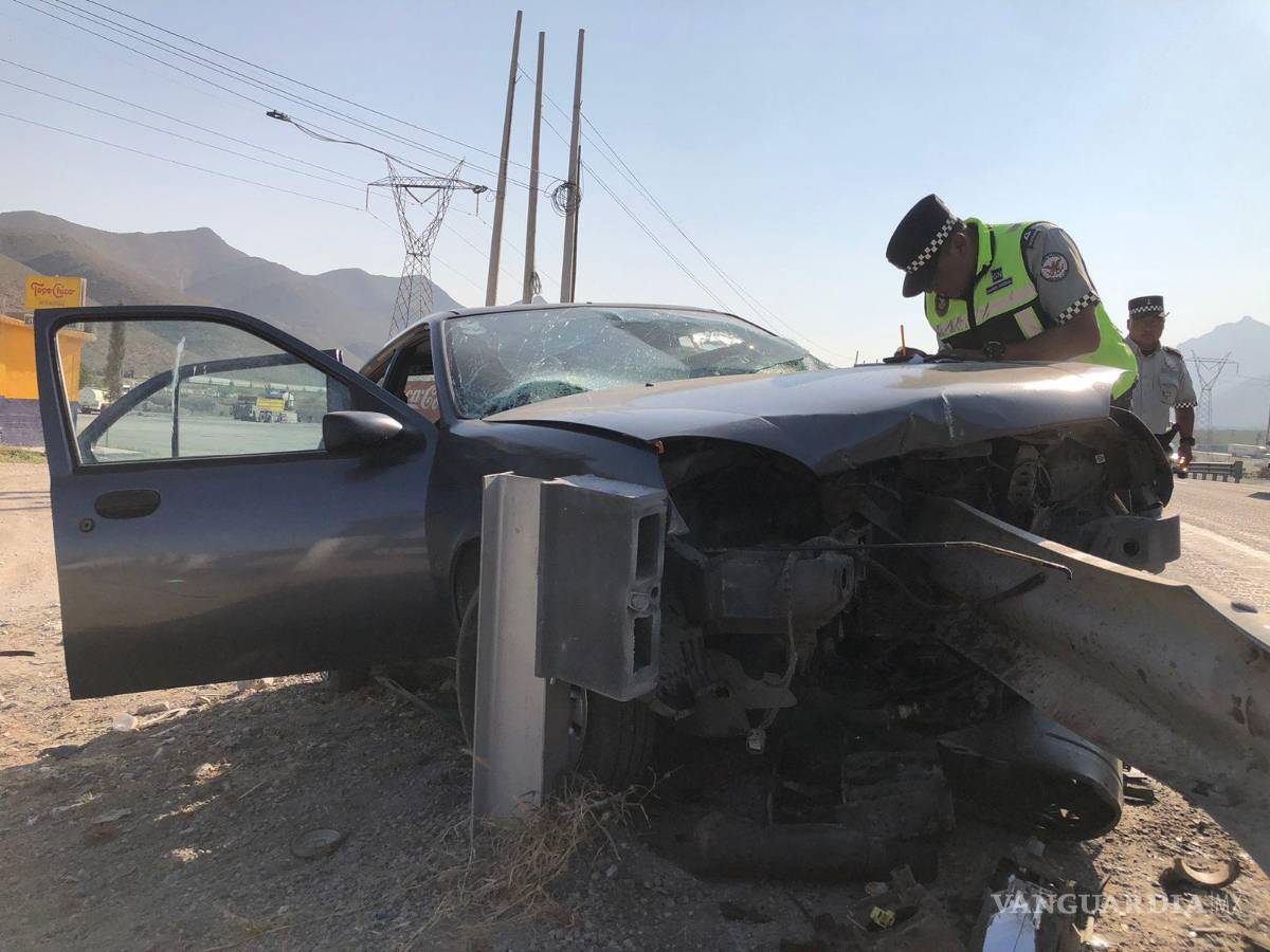 $!El automóvil resultó en pérdida total, siendo remolcado por una grúa al corralón.