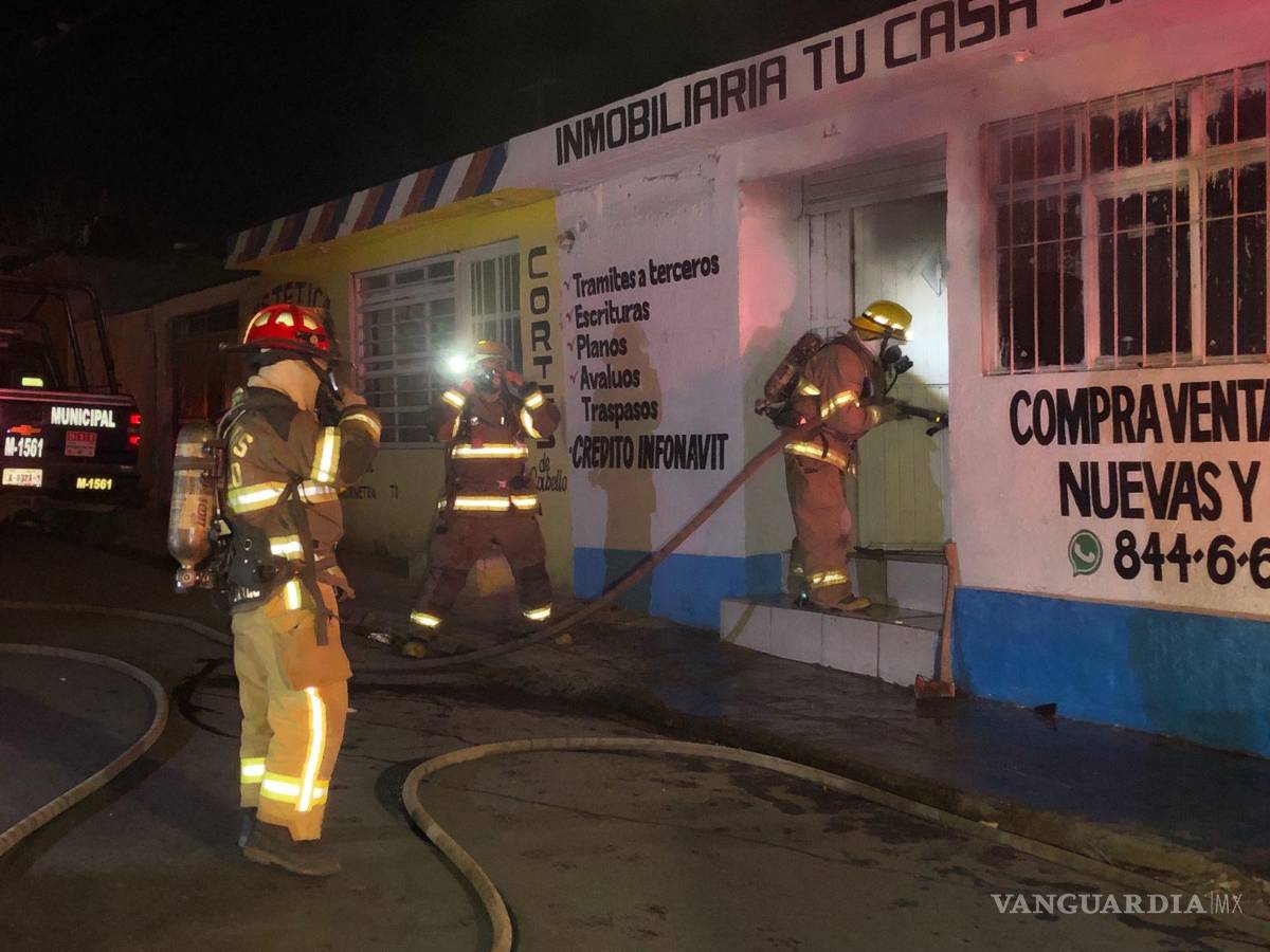 $!El fuego fue controlado en la inmobiliaria.