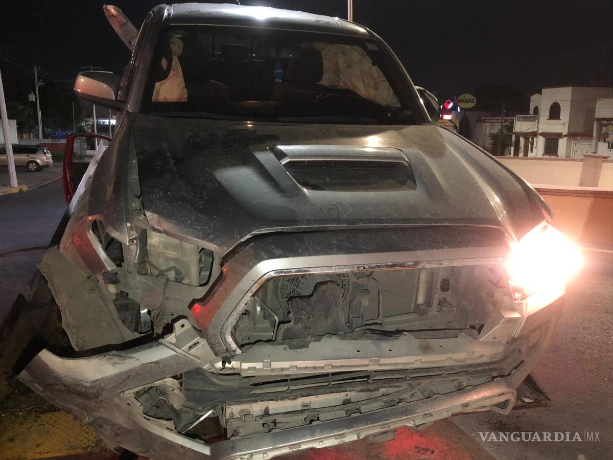 $!La parte frontal de la camioneta mostró los estragos del choque debido al exceso de velocidad.