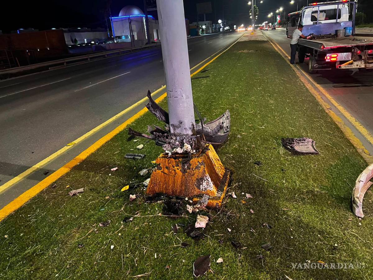 $!El automóvil terminó incrustado contra una luminaria del camellón central tras perder el control.