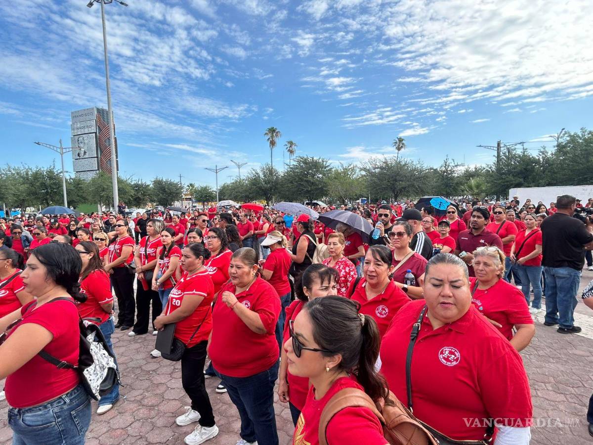 $!La marcha reunió a docentes de las secciones 5 y 38 del magisterio, quienes recorrieron calles de Monclova para visibilizar sus demandas relacionadas con jubilaciones, seguridad social y condiciones laborales.