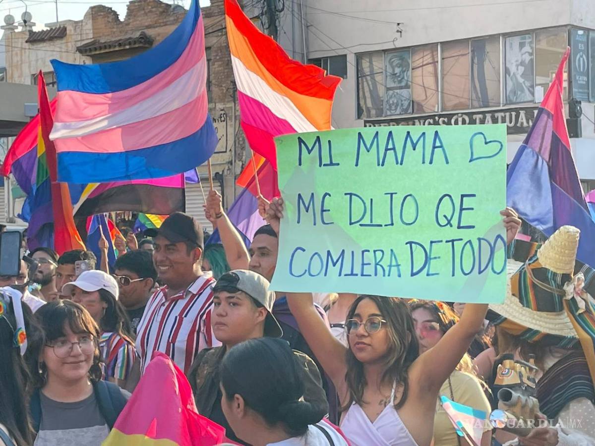 $!Carros alegóricos, pancartas y muchas banderas pintaron las calles de la ciudad este 10 de junio.