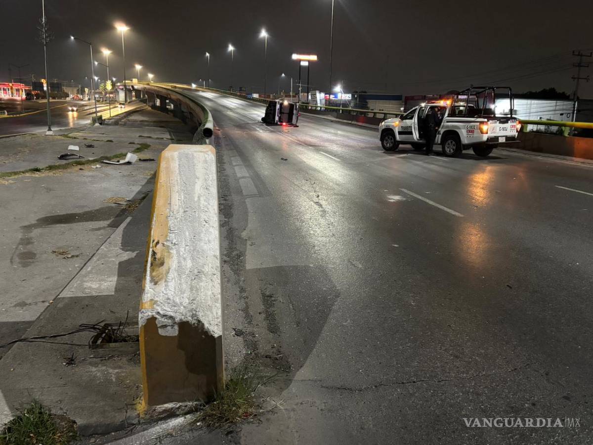 $!El vehículo quedó en medio de la vialidad, afectando momentáneamente la circulación.