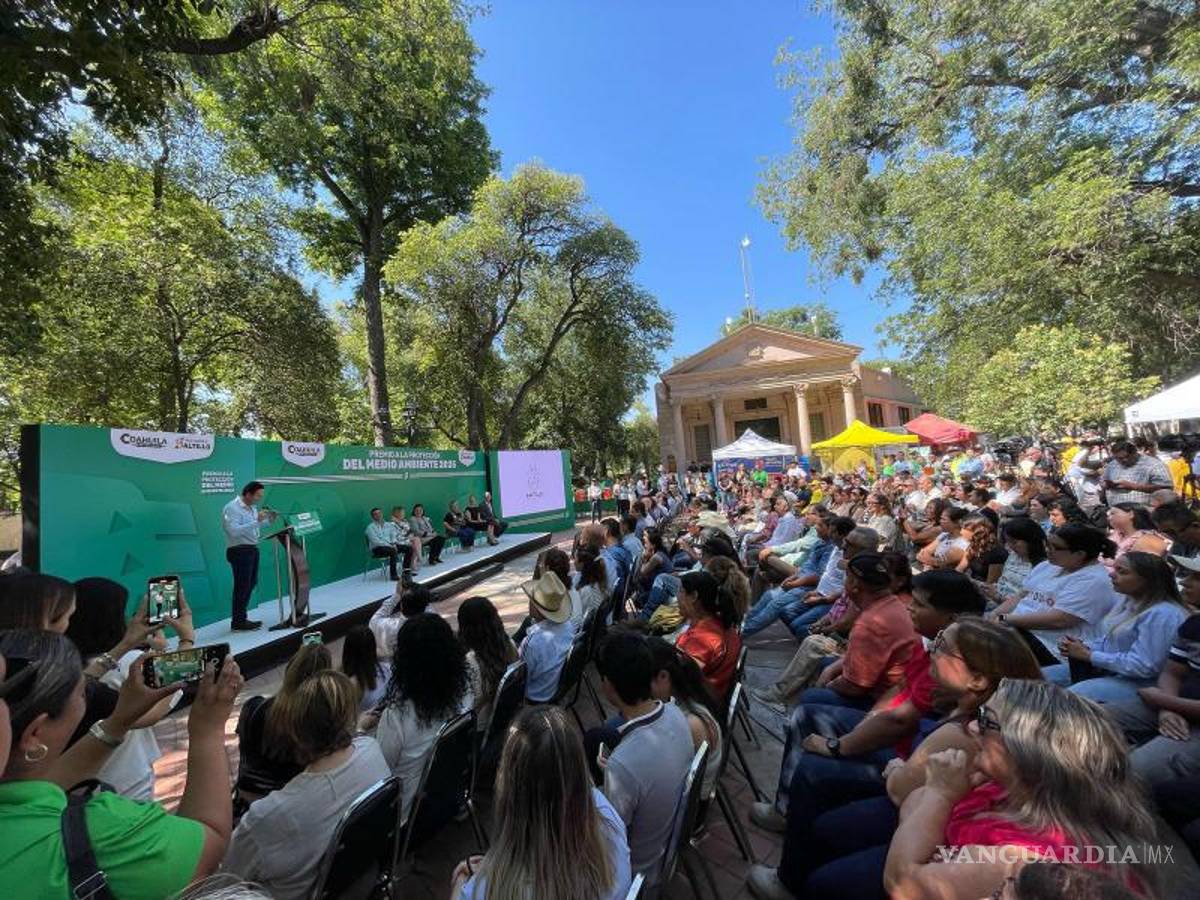 $!Durante el evento en la Alameda Zaragoza, el alcalde Javier Díaz reiteró que su administración trabaja en proyectos ambientales permanentes, más allá de fechas conmemorativas.