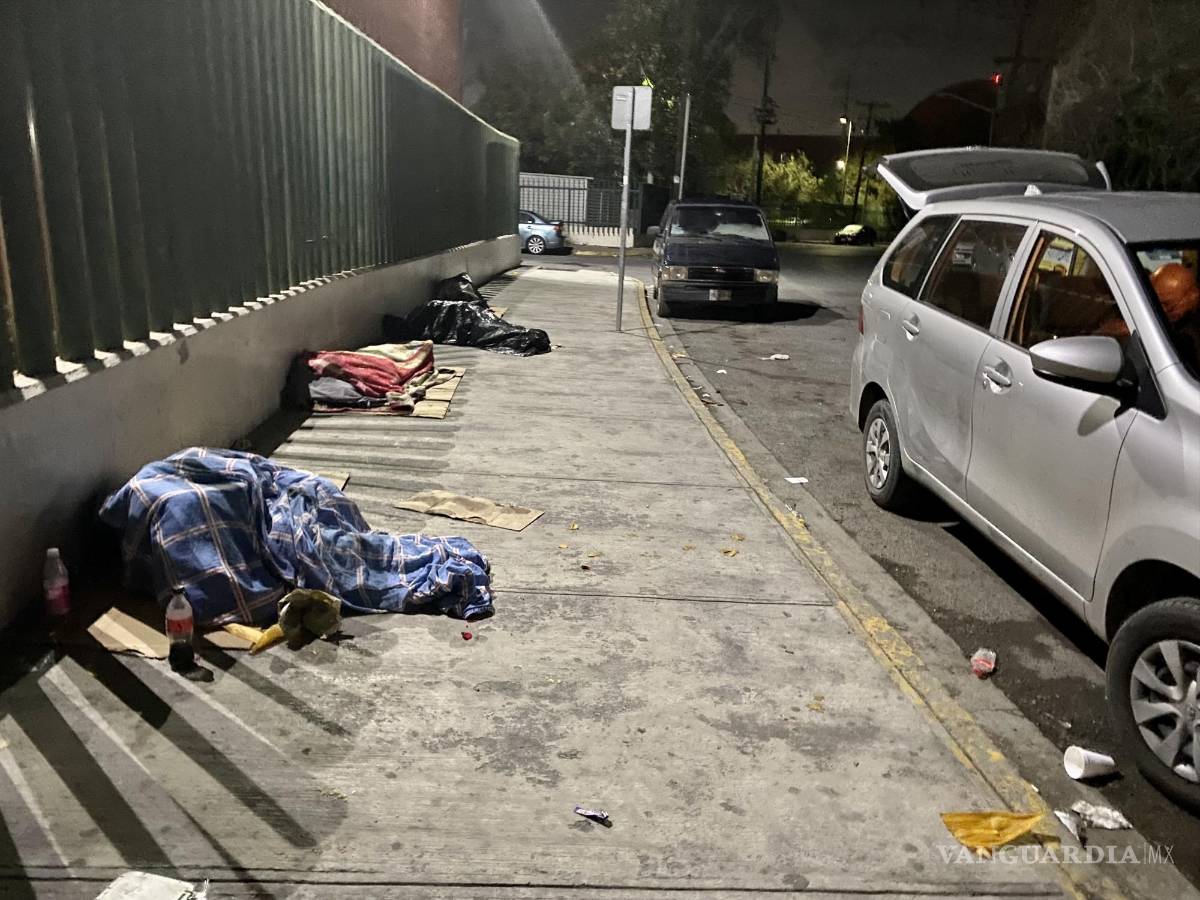 $!Familiares de pacientes foráneos del IMSS-Bienestar, durmiendo en la calle.