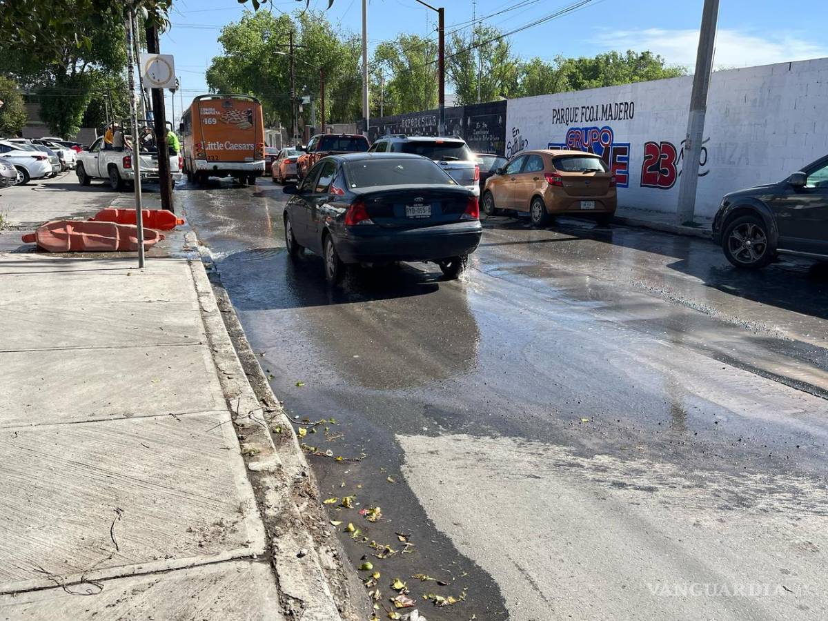 $!A pesar de los reportes ciudadanos, la fuga de agua sigue activa, incrementando el desperdicio del recurso.