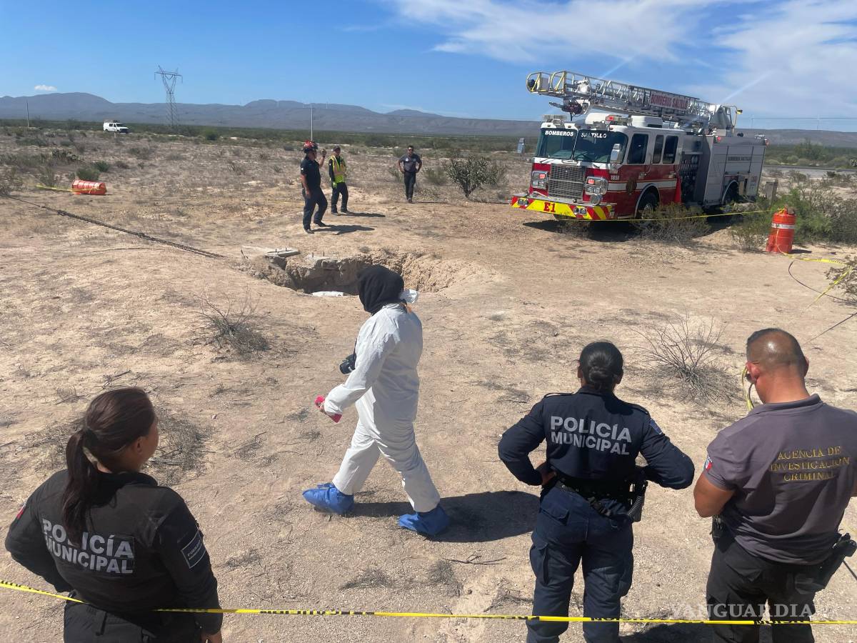$!Elementos de Bomberos trabajaron durante horas para recuperar el cuerpo y la camioneta del interior de la noria.