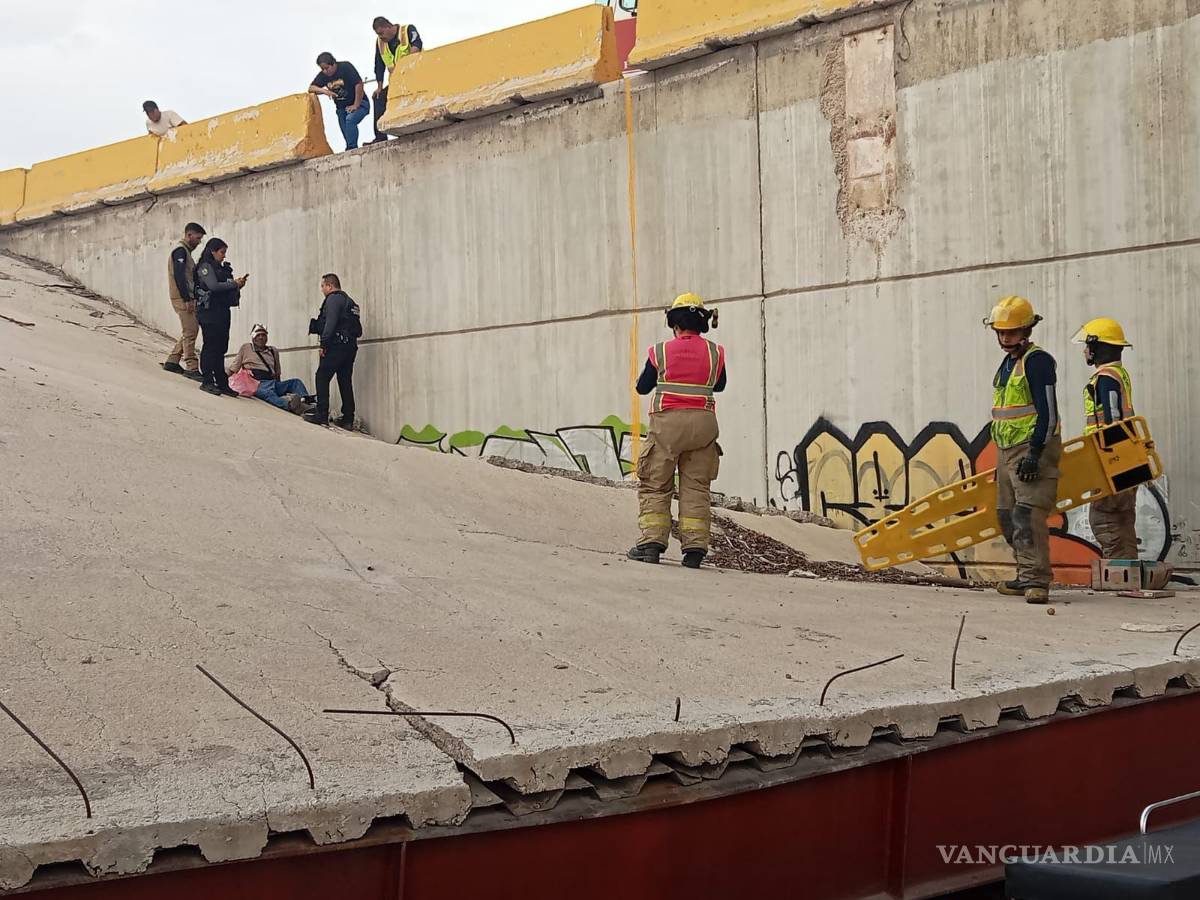 $!Bomberos tuvieron que realizar maniobras de rescate para poner al adulto mayor a salvo.