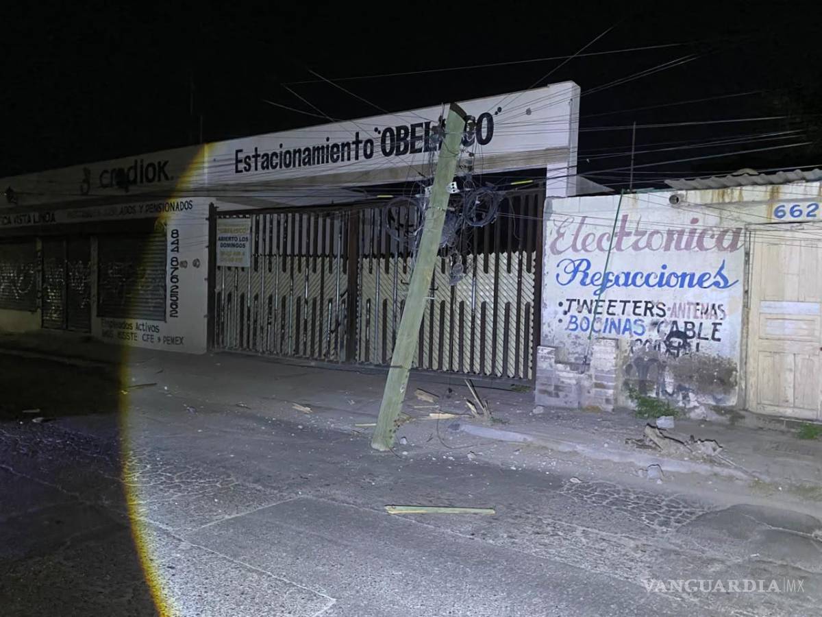 $!Agentes de Tránsito Municipal detuvieron al conductor tras el aparatoso accidente que causó daños a la luminaria y el poste.