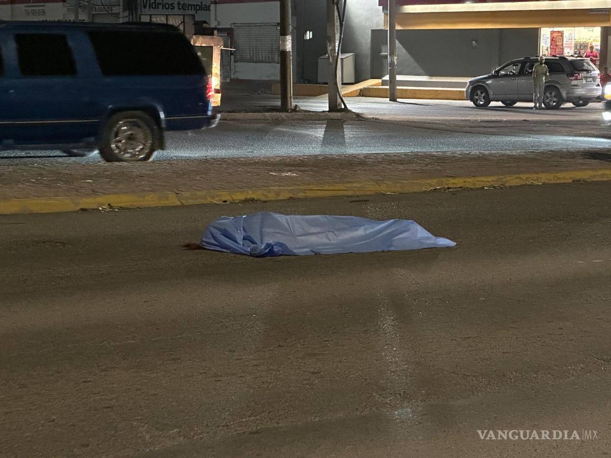 $!Socorristas de la Cruz Roja llegaron al lugar, pero confirmaron el fallecimiento de la mujer minutos después.