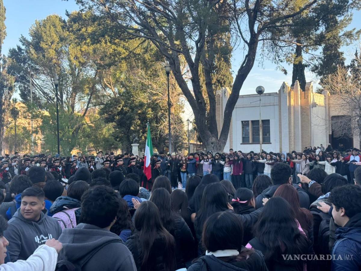 $!Más de 500 jóvenes rindieron honores a la bandera en la explanada del Ateneo Fuente en Saltillo.